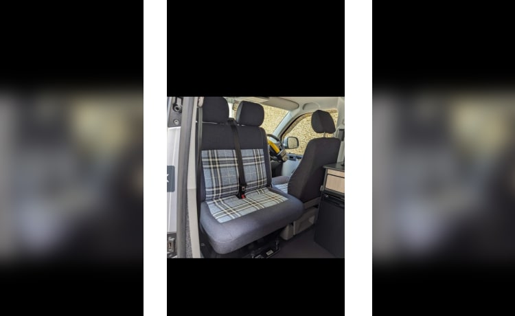 Hamish’s Hame – 2 berth Volkswagen campervan from 2010