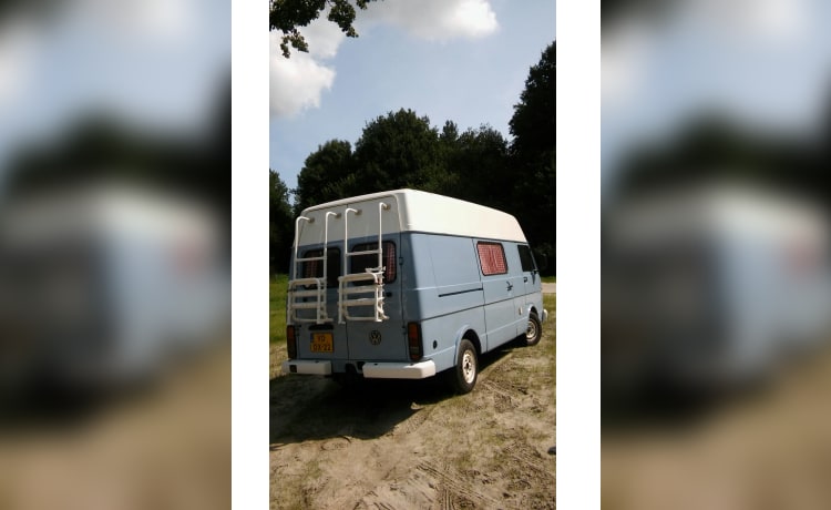 Nice Volkswagen bus camper, ready for adventure!