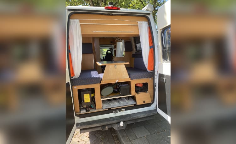 Dushi – 2 persoons Peugeot bus uit 2002