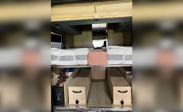 Heunie 2 – Bus camper with lengthwise beds