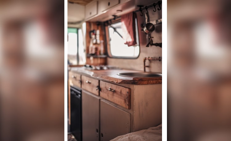 Germaine – Unique old-timer army bus and off-grid camper