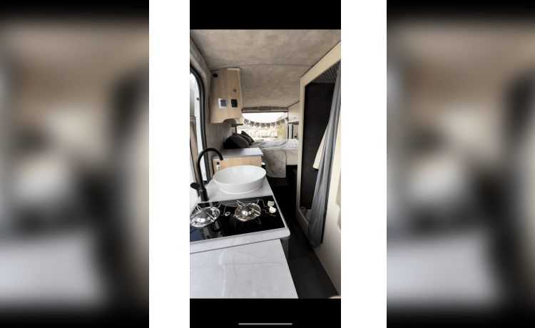 Bowie – Attractive, luxurious, off-grid campervan (incl. all-risk insurance)