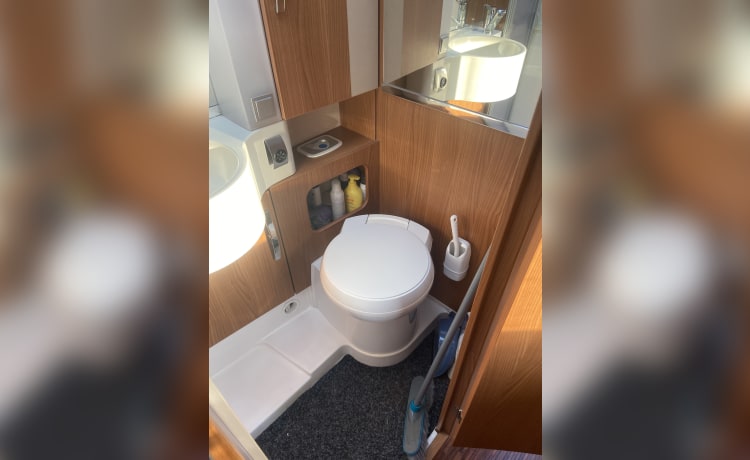 4p Hymer B 674 SL integrated from 2009 including length beds and fold-down bed