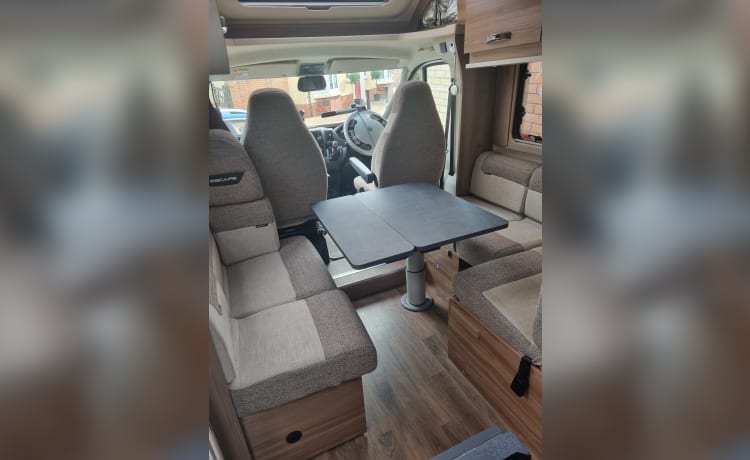 Jemima – Camper Swift Escape 674 con 6 posti letto dal 2021