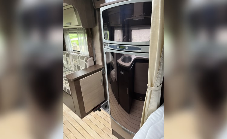 Leuke camper – 4p Bavaria semi-integrated uit 2011