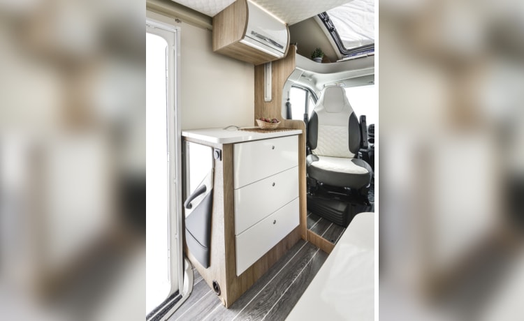 LUX 6 berth & 5 seatbelts – WiFi ✅, Téléviseurs ✅, Animaux ✅, Auvent, ✅ Vélos ✅ Voyages dans l'UE ✅