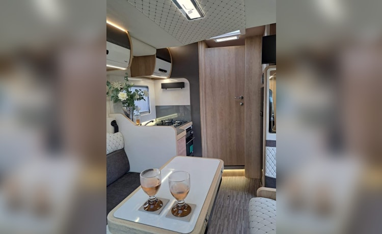 Luxe camper met 4 slaapplaatsen - Mobilvetta Kea P90