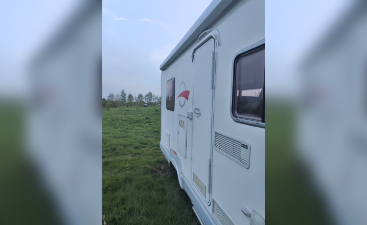 Ted – Half integraal camper met gezellig interieur uit 2006