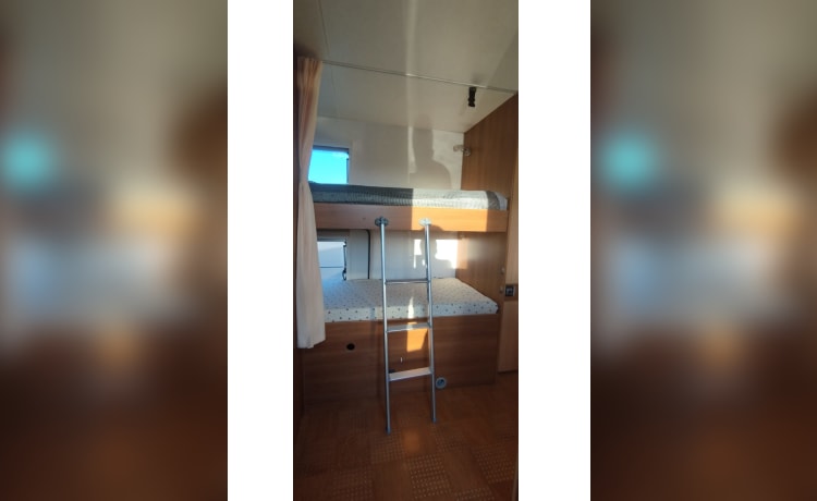 Very spacious family motorhome, 6 seats with belts