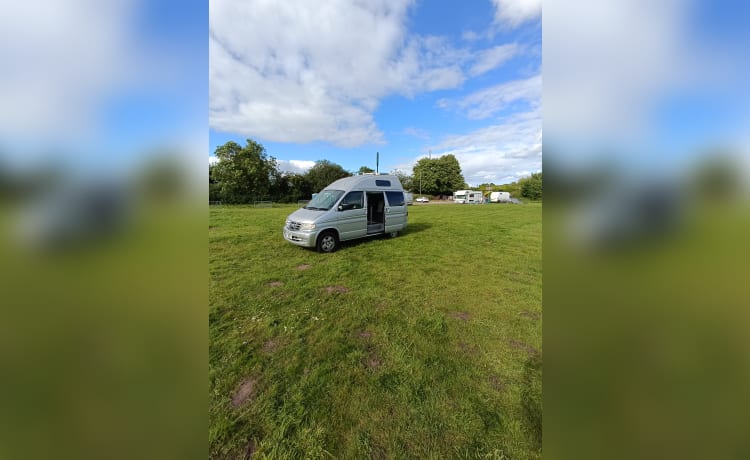 Hightop deluxe  – MAZDA BONGO DELUXE HIGH TOP 2 BERTH  