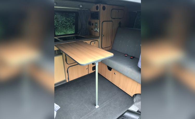 Geoff – Volkswagen campervan met 3 slaapplaatsen uit 2004