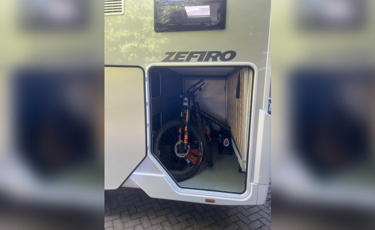 Big berther! – 6 berth Roller Team alcove from 2023