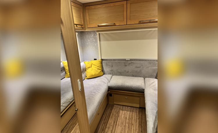 The Adventurer – 6 berth Peugeot AutoQuest 180 