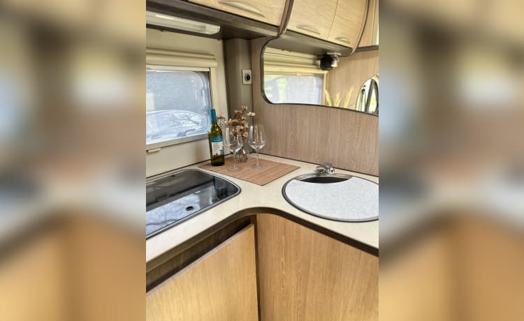 Piloot – Pilote camper - a big people camper! fully furnished!