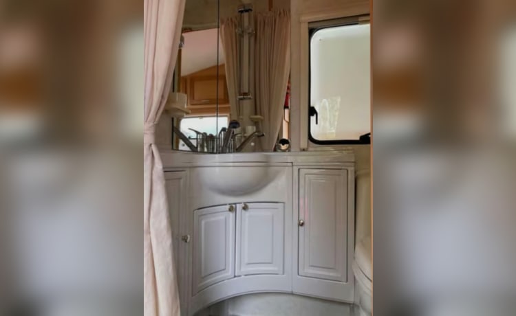 Luna – 4 berth Peugeot alcove from 2001