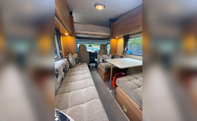 Swift  – 5 berth Swift bus from 2014,insurance,included