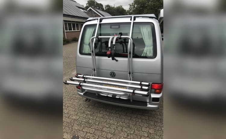 4er Volkswagen Bus aus dem Jahr 2003