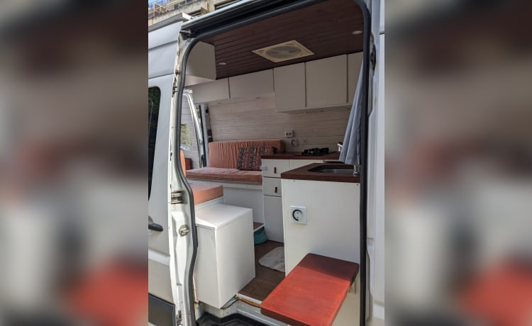 Compacte en volledig uitgeruste Mercedes-Benz camper 