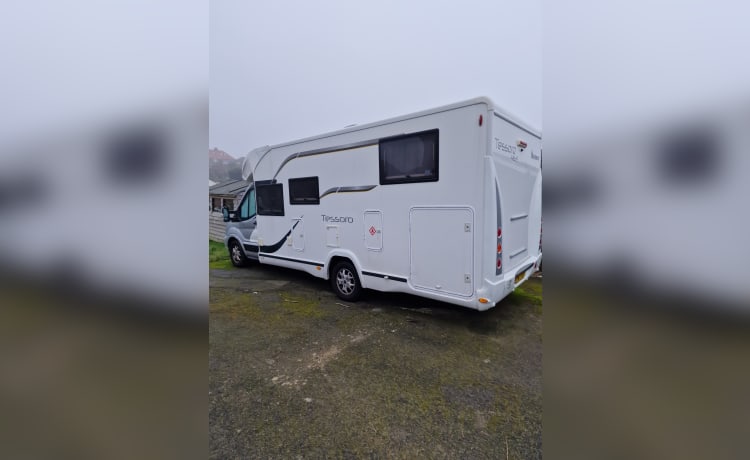 Camping-car Ford Benimar entièrement chargé à 4 places 