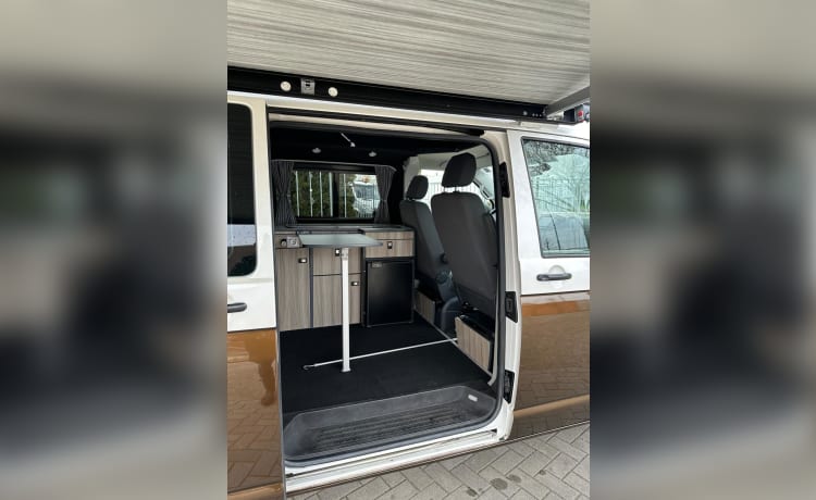 Rinus – 4p Volkswagen t5 150 hp automatic bus camper