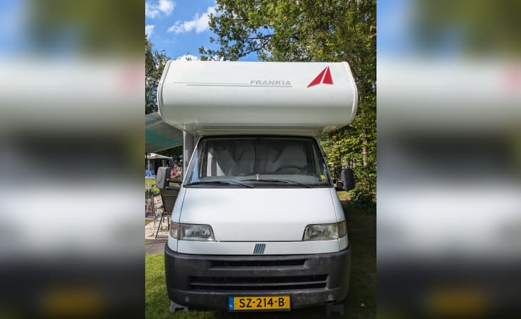 Carel – Ruime 4 persoons (gezins) camper met alkoof