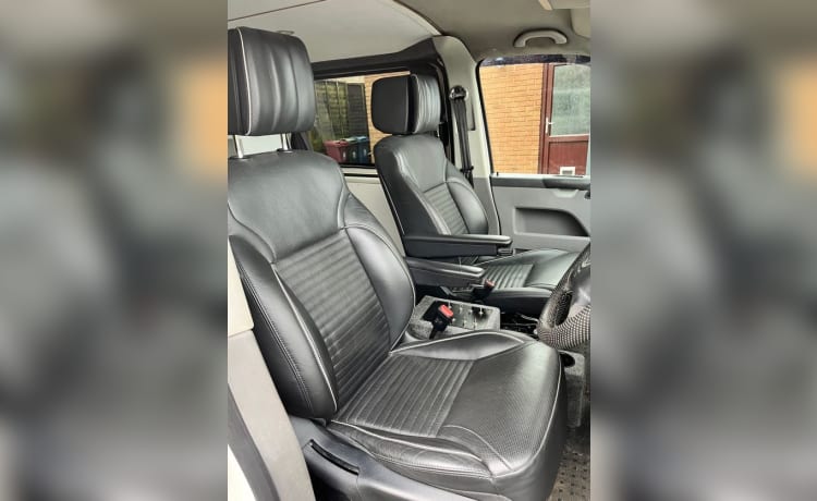 Camping-car Volkswagen Transporter T5 à 2 places récemment converti