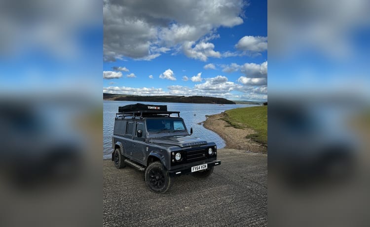 Larry – 5 berth Land Rover with Rooftop Tent