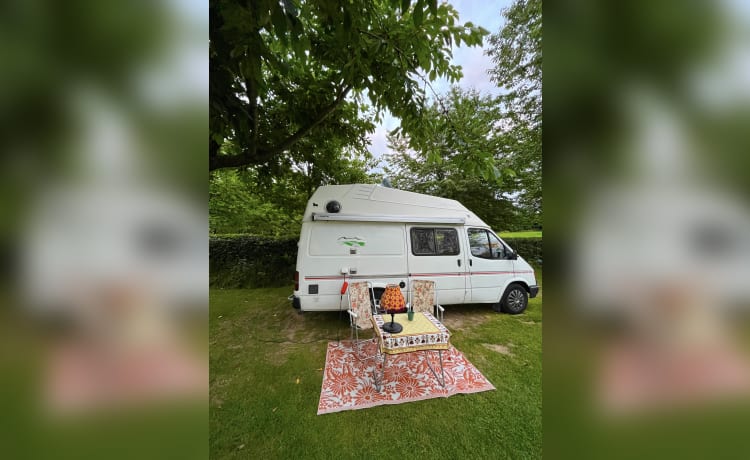 Tina – 2p Retro Ford Transit Camper Benzine