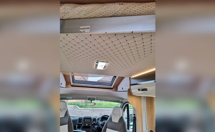 Luxe camper met 4 slaapplaatsen - Mobilvetta Kea P90