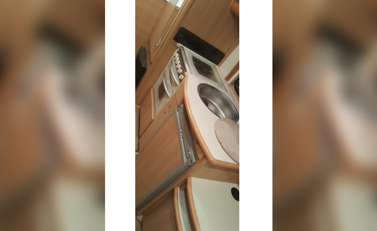 6 berth Swift semi-integrated from 2004