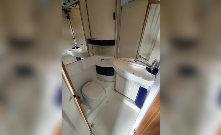 Cozy 5-person Hymer integral camper