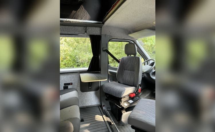 4p Mercedes-Benz campervan uit 2002