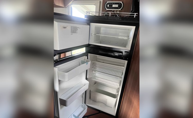 Very complete and luxurious camper LMC 4 persons