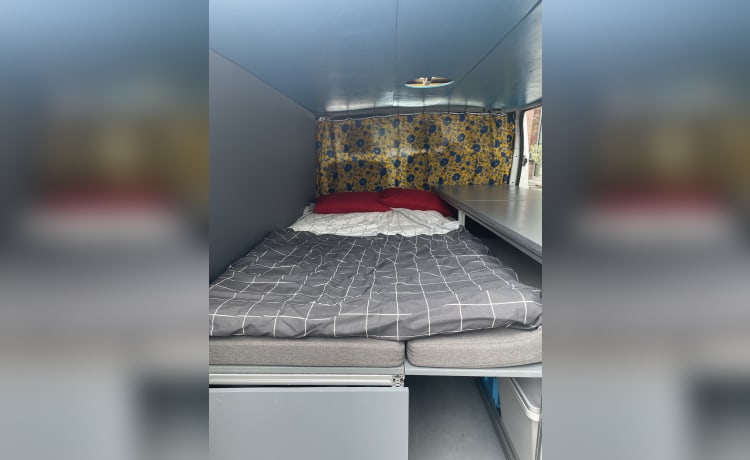 Frenchy – Stealth camper voor 1 of 2 personen