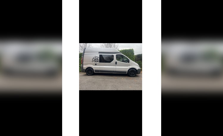 Bessy – Hoge Renault-camper met 3 slaapplaatsen