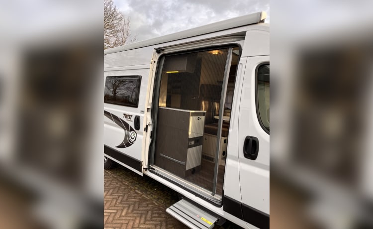 Buscamper incl fietsen – Bus camper + free 2 electric bicycles