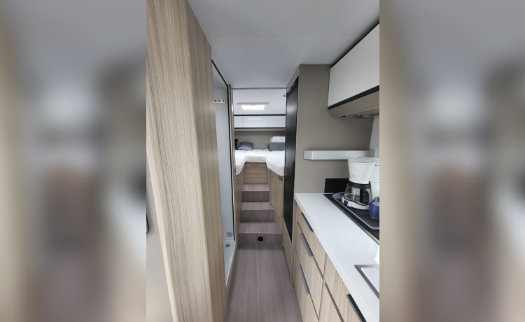 Compact DL – Very spacious camper with air conditioning in the living area and complete inventory