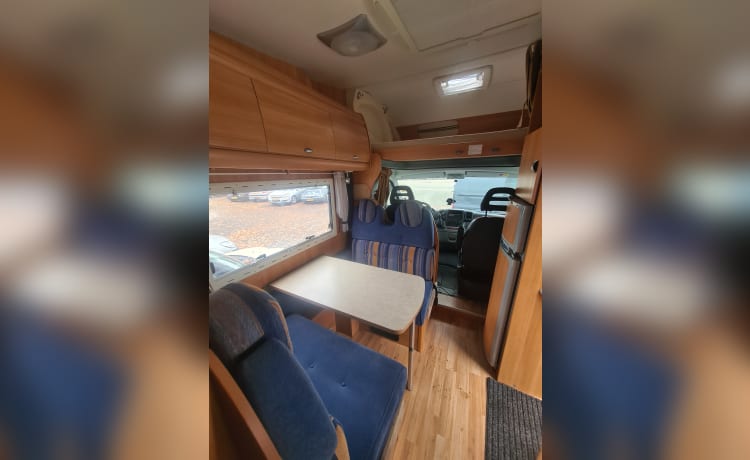 Beautiful 6 pers. + 2 * air conditioning Challenger Alcove motorhome