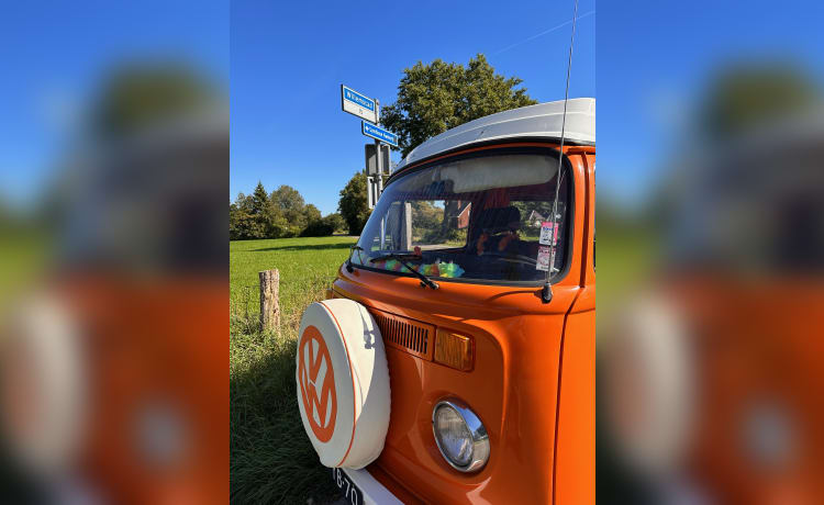 James –  Classic Volkswagen T2b camper uit 1975