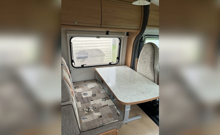 BeeHappy Motorhome Hire 🐝 – Mooie camper met 4 slaapplaatsen, perfect voor een kortingsbon of een klein gezin. 