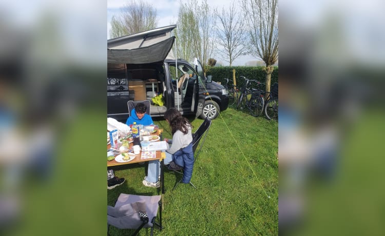 Volkswagenbus met Californië inrichting 