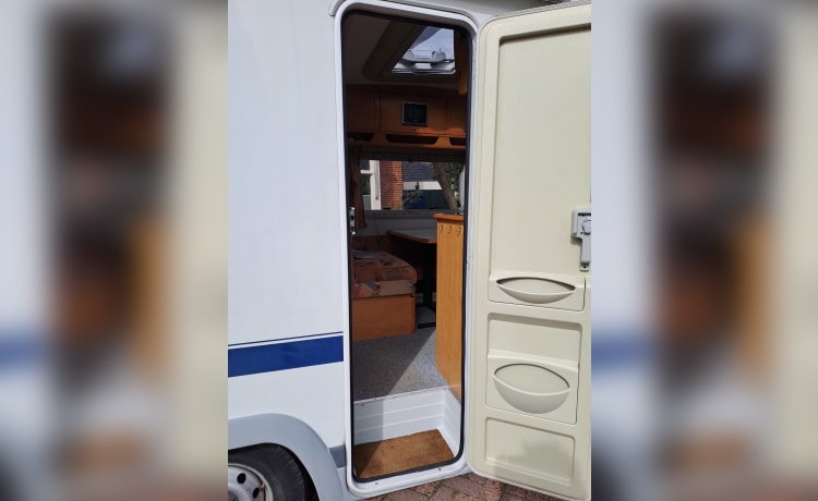 4p Chausson semi-integrated uit 1999