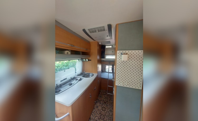 Camper familiare di lusso pronto per viaggi meravigliosi