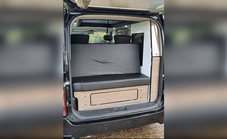 Ellie – Nissan-camper met 4 slaapplaatsen