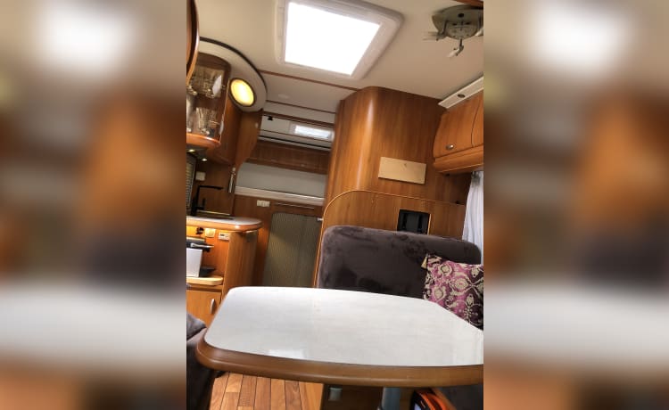 4p luxe  Hobby semi-integrated camper smart tv