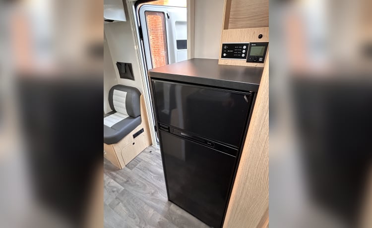 T690 – Nuovo camper semi-integrato Sunlight T690c 4 pers. Mj24