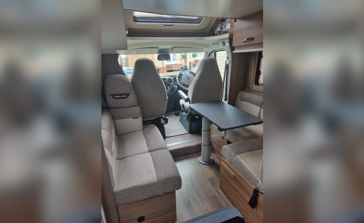 Jemima – 6-persoons Swift Escape 674 camper uit 2021