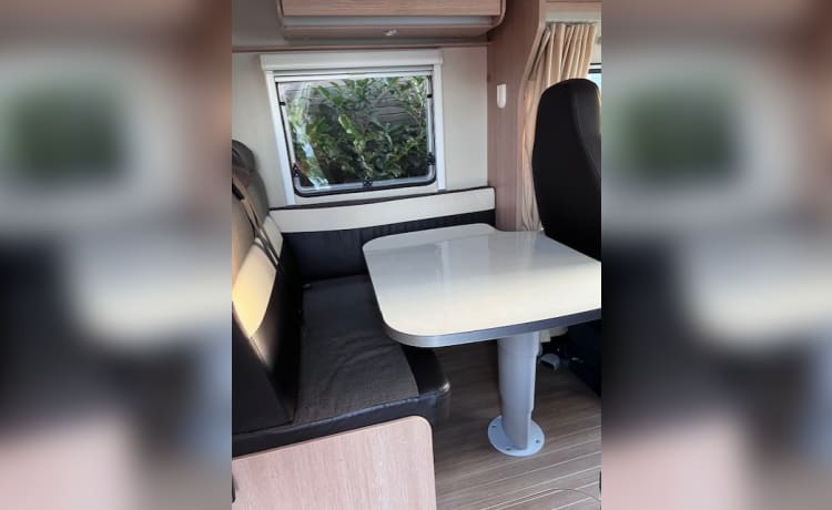 Luxe camper 4p Sunlight semi-integraal uit 2017