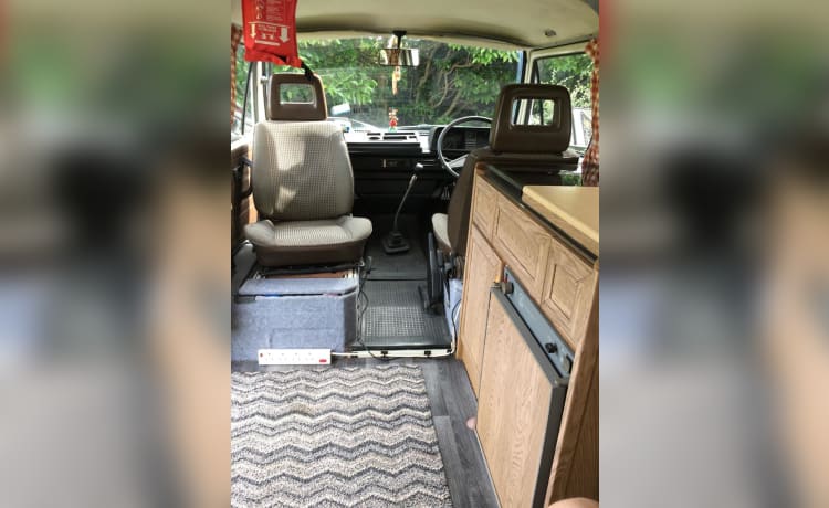 Blue – Volkswagen campervan met 4 slaapplaatsen uit 1986