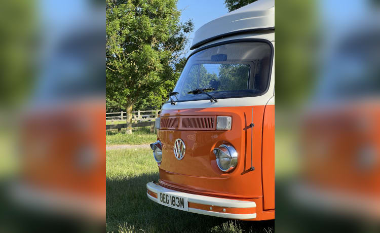 Blossom – Volkswagen Wohnmobil mit 4 Schlafplätzen aus dem Jahr 1972